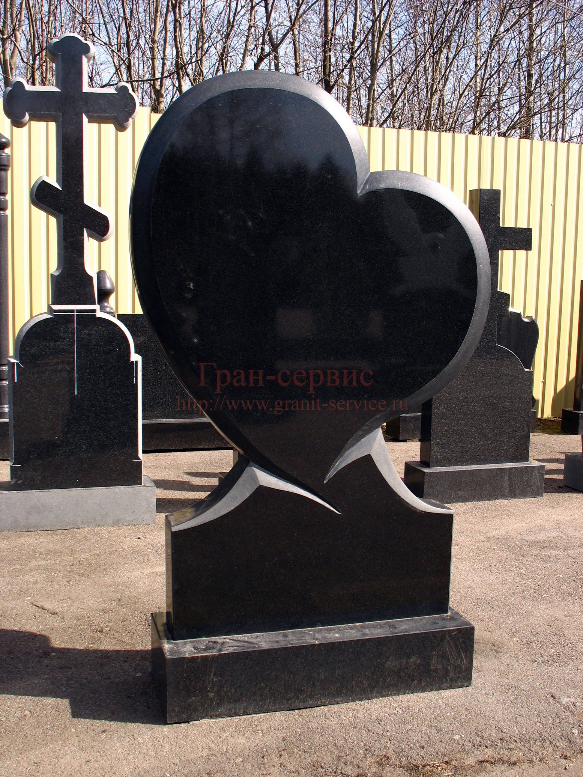 Памятник в виде сердца