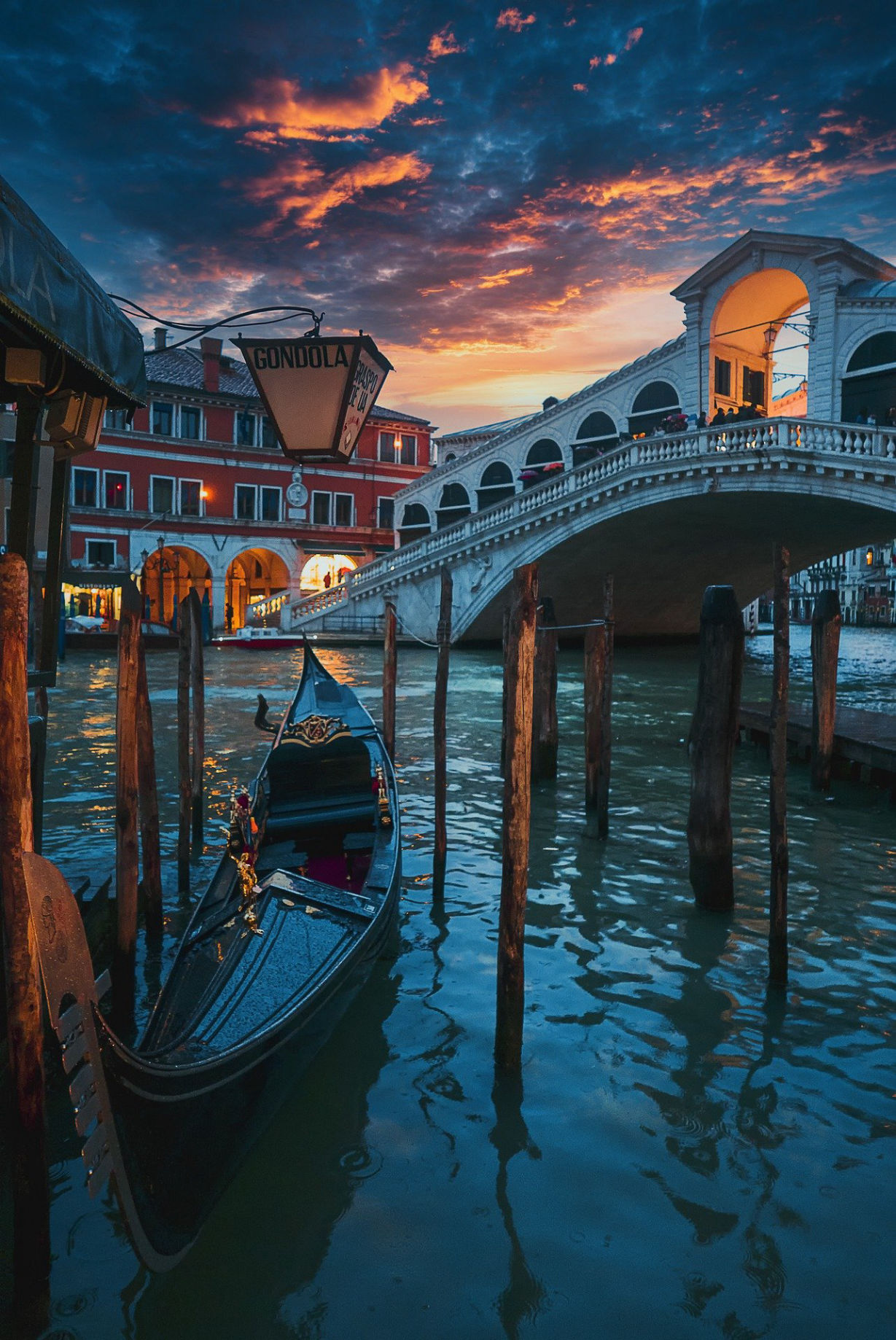 reach Venice with a rented helicopter