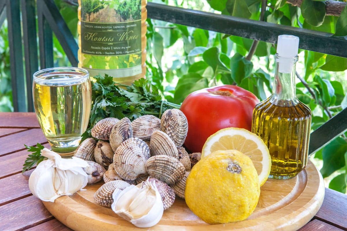 Louça artesanal com pratos criativos do CHEF&CIA para eventos