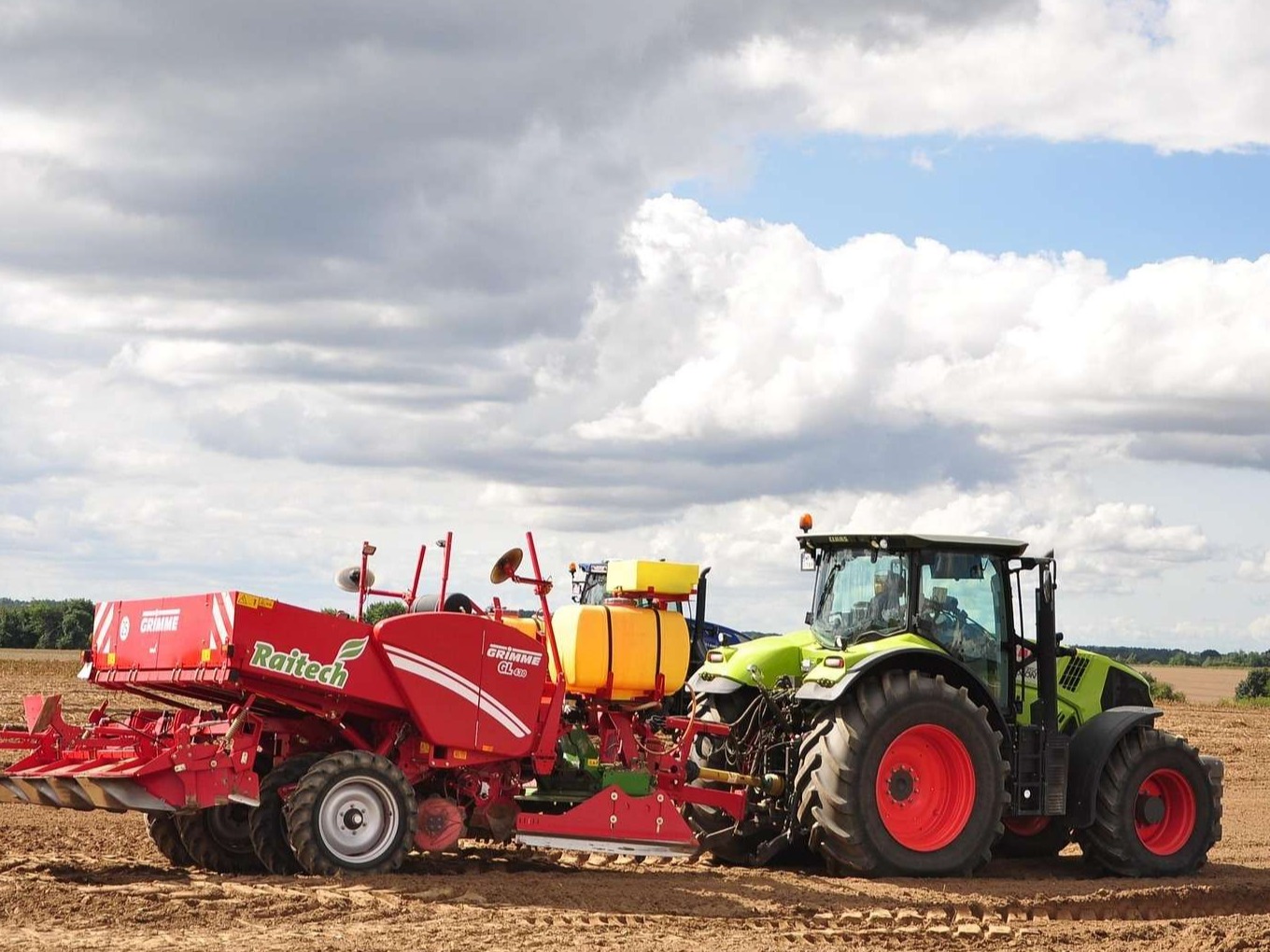 Mezőgazdasági vontató traktor fogyasztásoptimalizálása és nyomatéknövelése