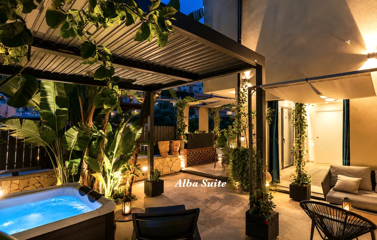 suite with jacuzzi in the center of Taormina
