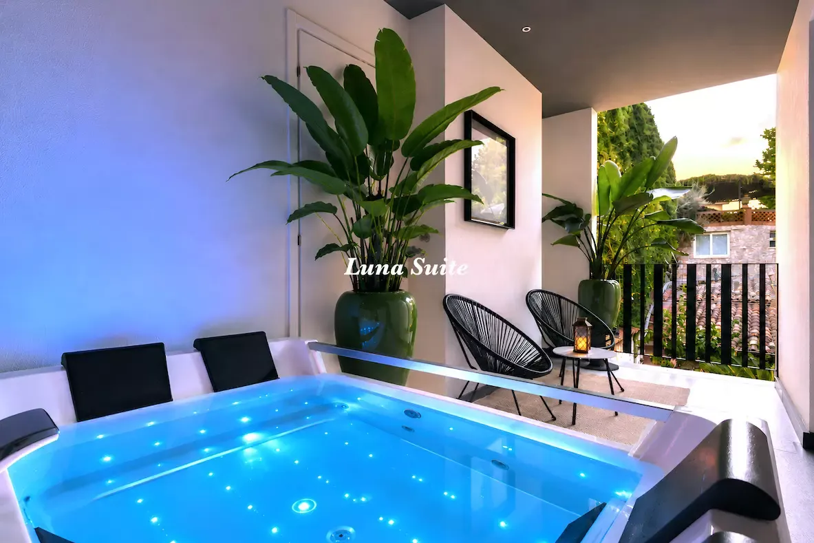 suite con jacuzzi e parcheggio vacanza Taormina.jpg