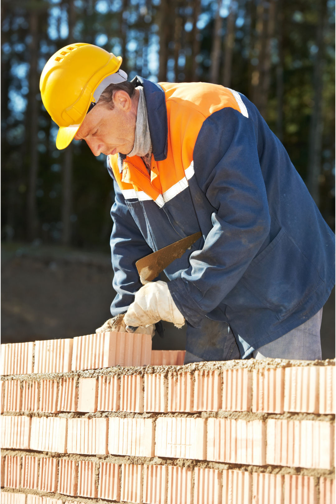 Bouwvakker die muur metselt