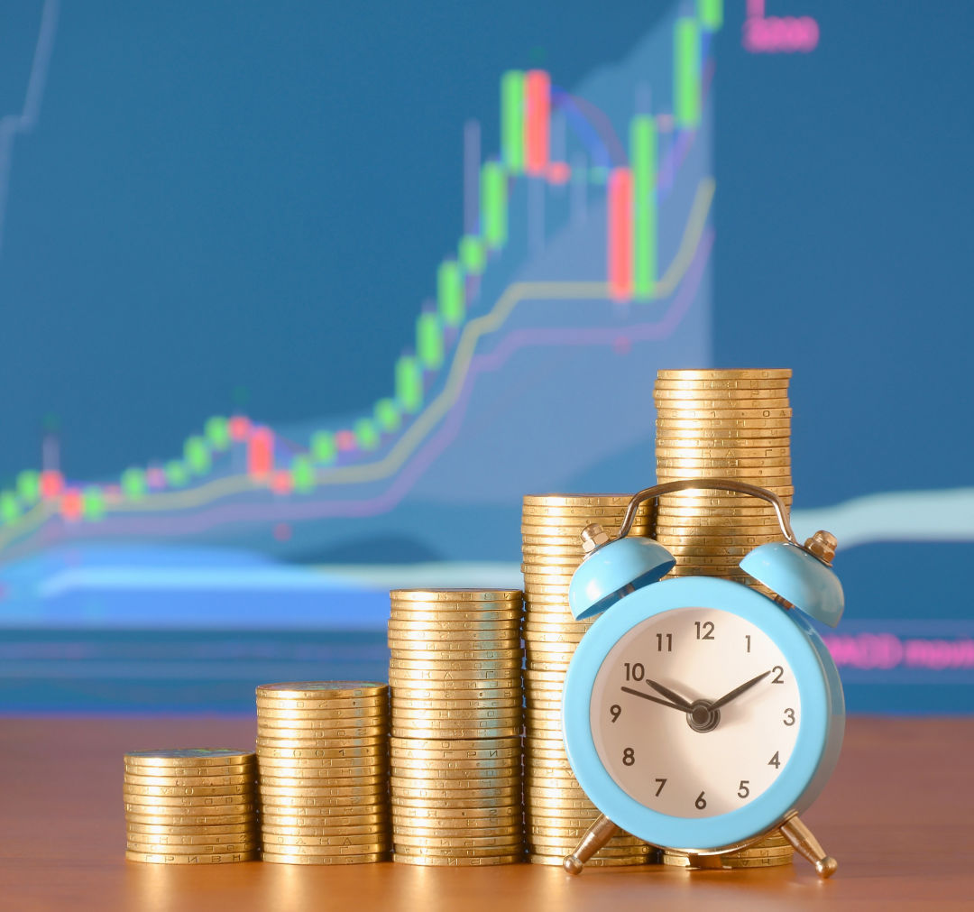 Sparen op lange termijn - geldmunten met klok voor grafiek