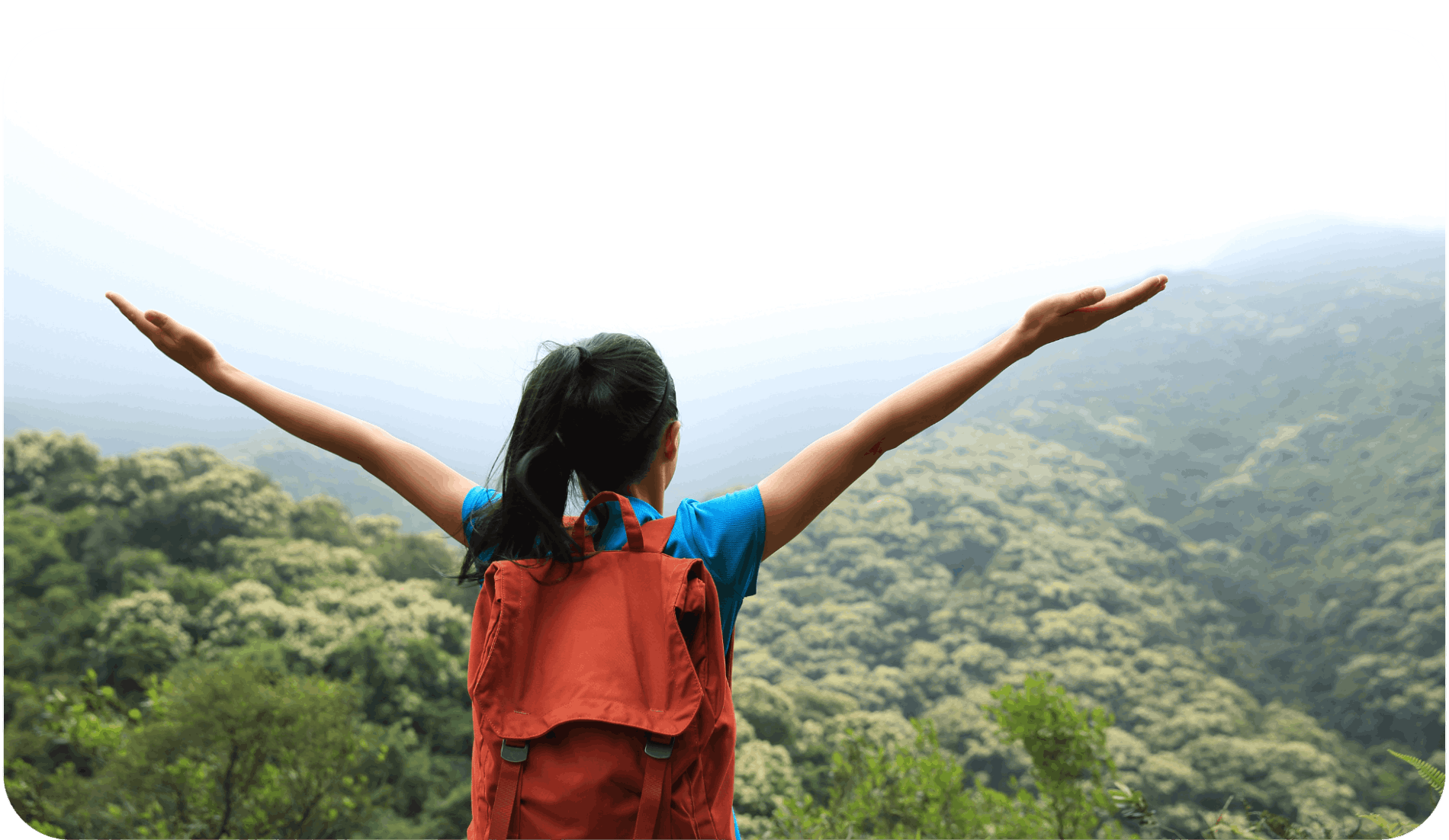 Vrouw reist met uitzicht op natuur - backpacken
