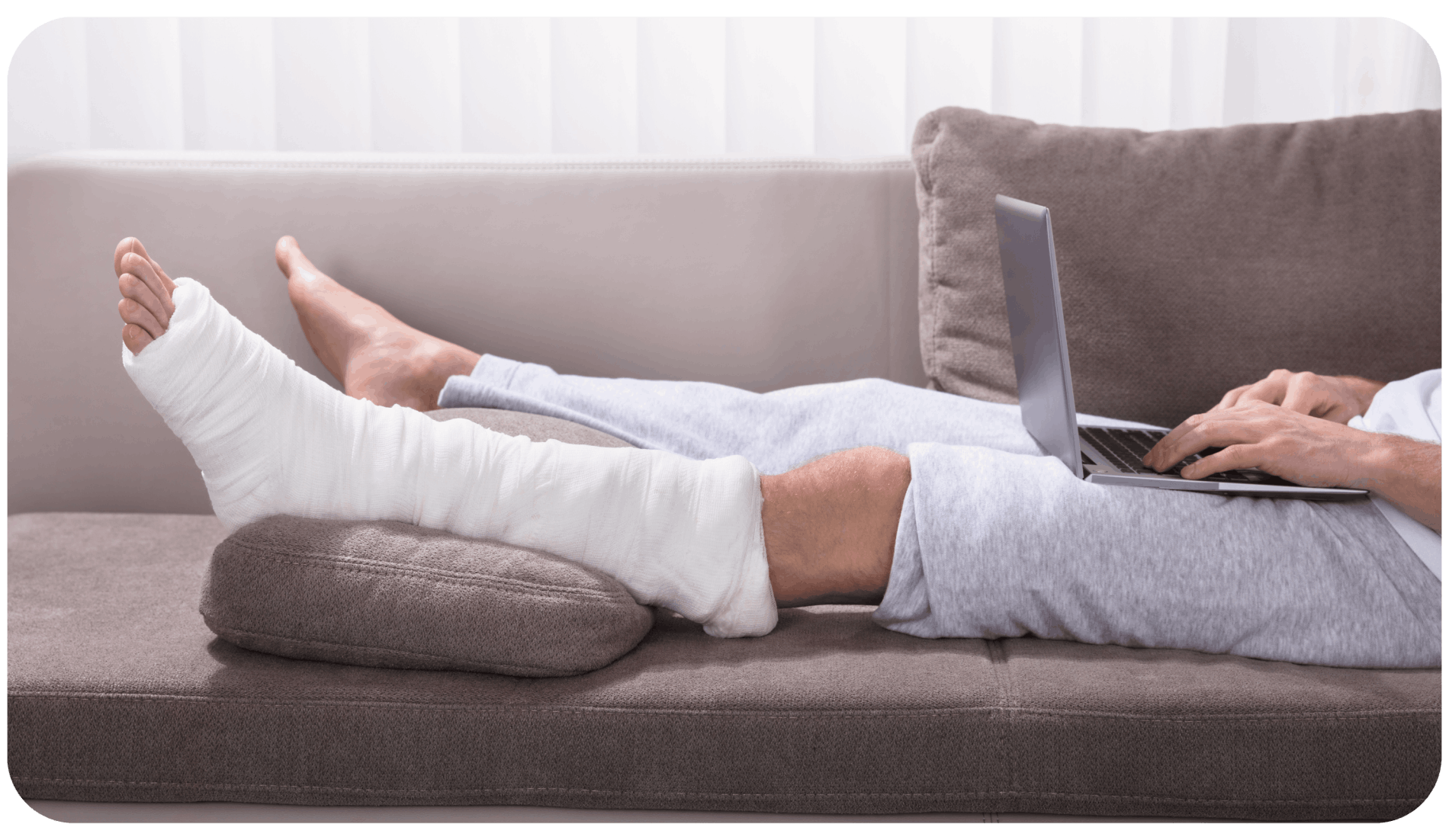 Met gebroken been thuis werken