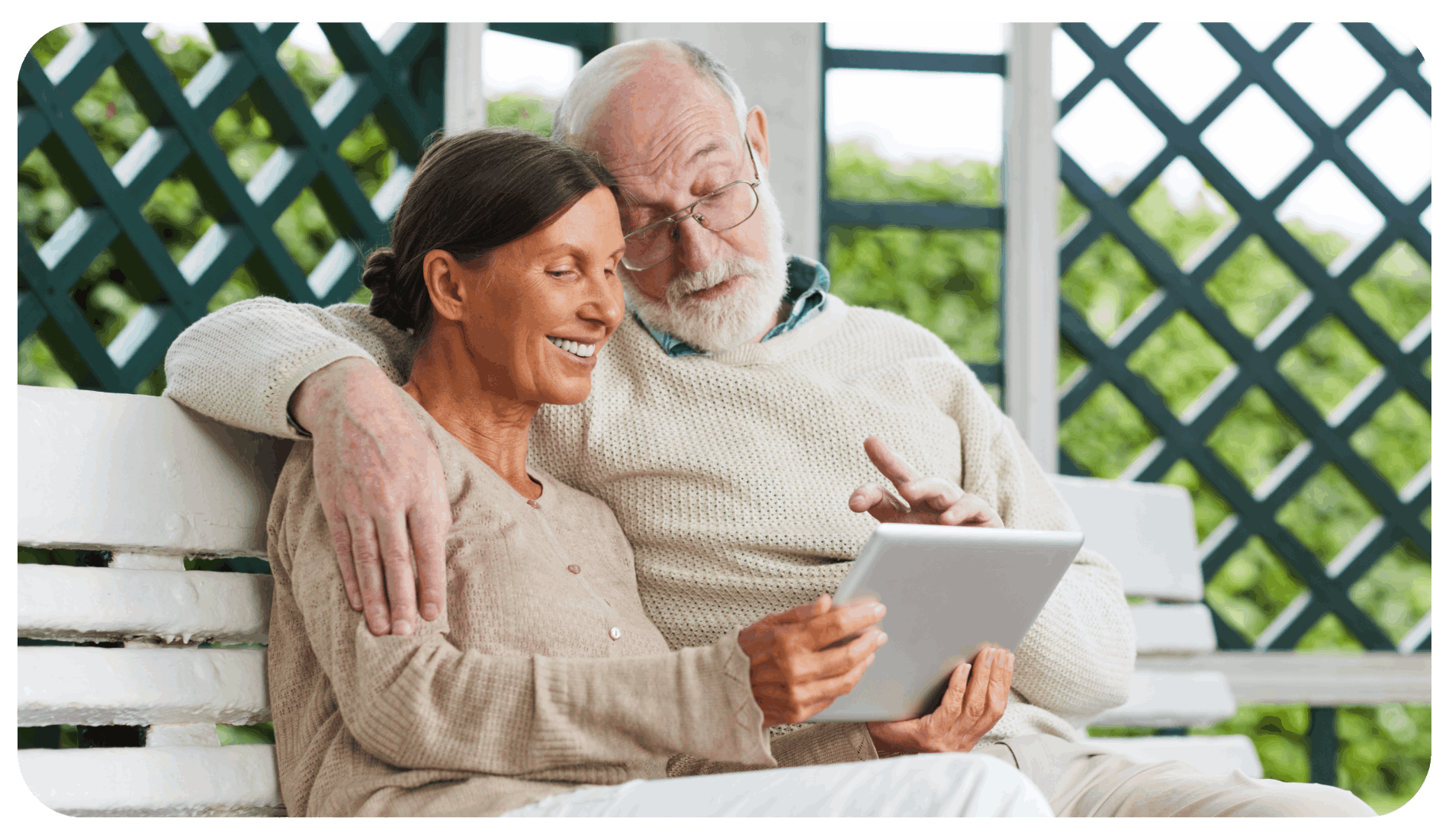twee gepensioneerde mensen die genieten