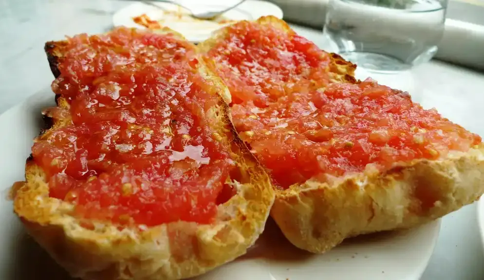 Pan con tomate