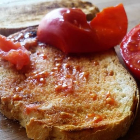 Pan con tomate